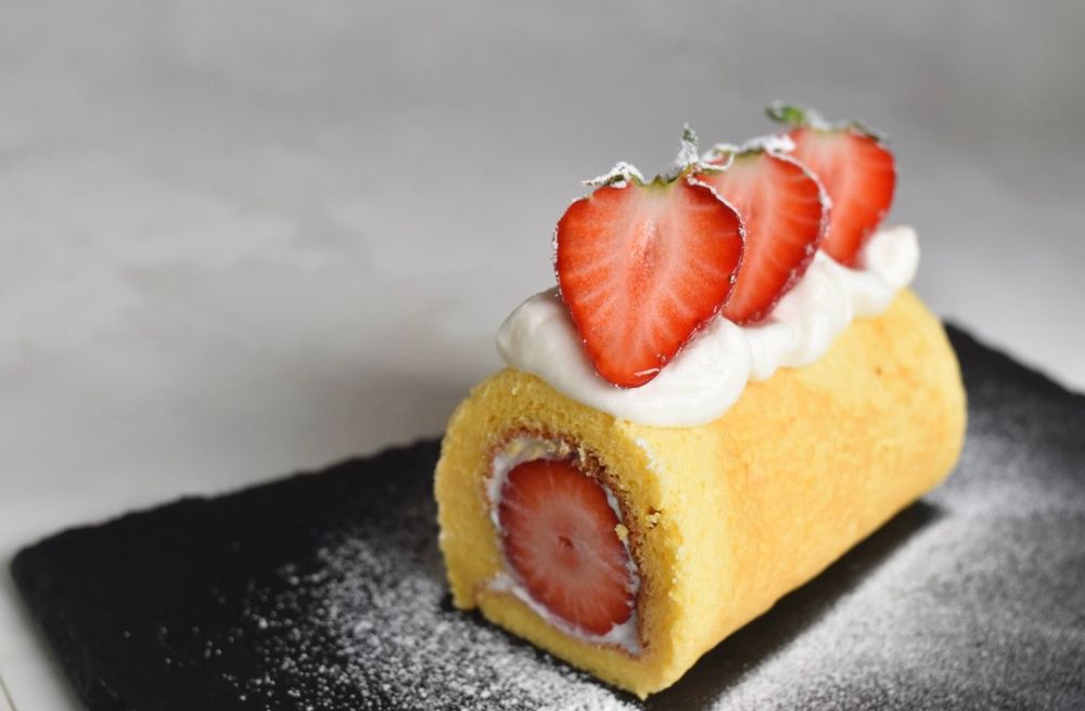 卵焼きパンでいちごのミニロールケーキ