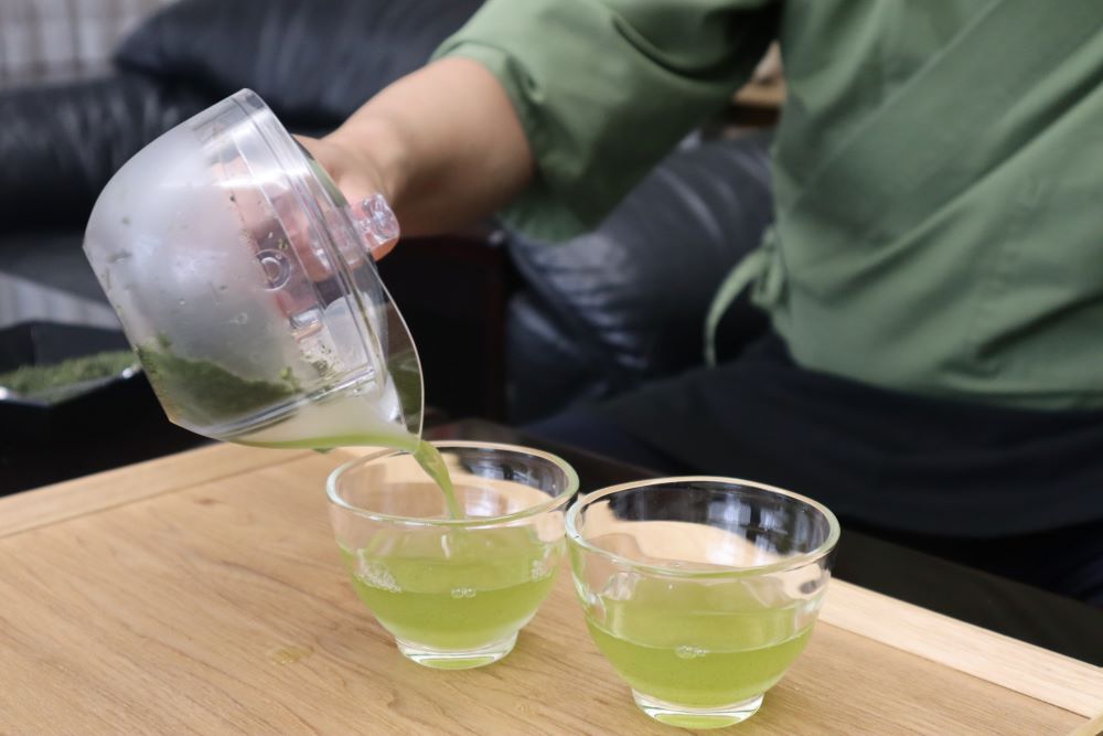 お茶と男性の手元