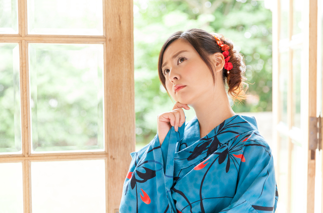 悩む浴衣の女性
