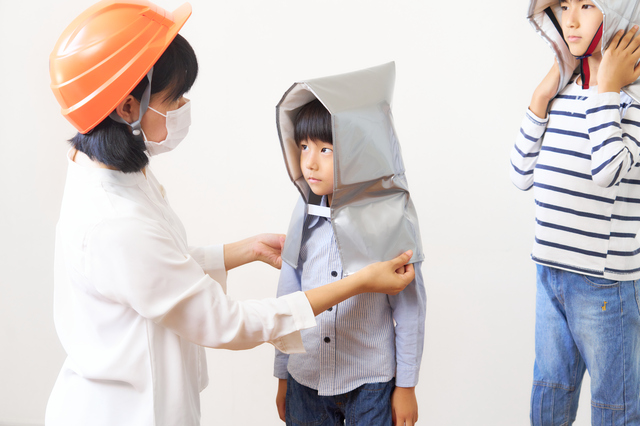  防災ずきんをかぶる男の子
