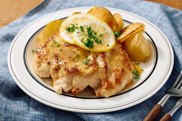 皮はパリッと中はしっとり! レモンバターのチキンソテー