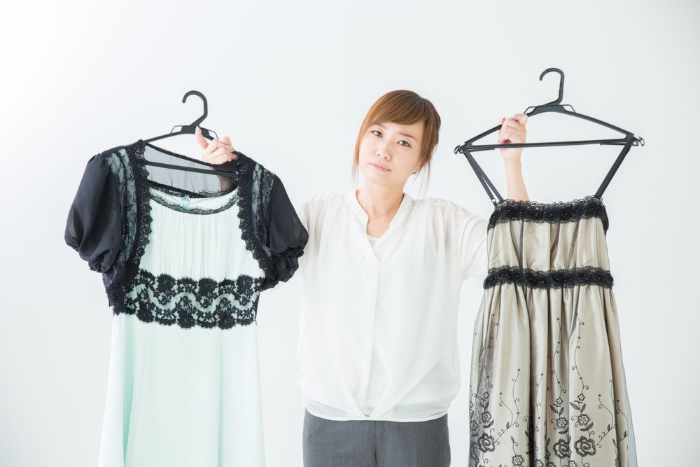 お呼ばれドレスい悩む女性