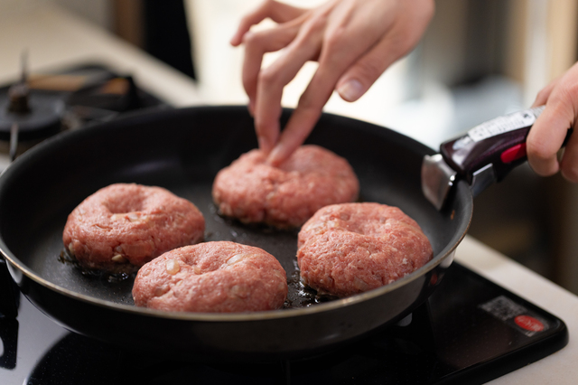 ガスコンロでハンバーグを焼いているところ