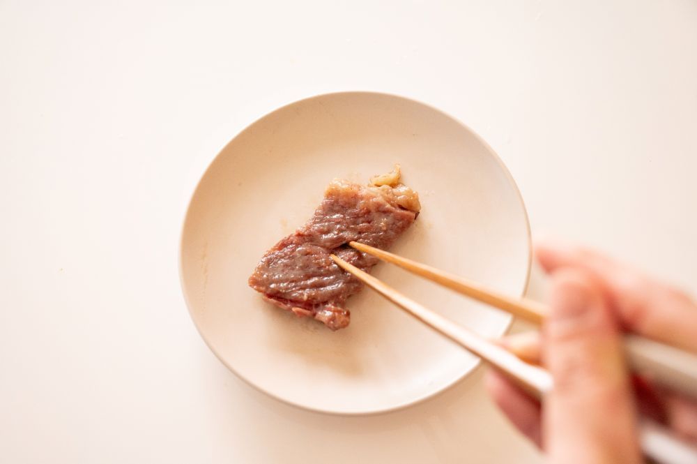 (2)重曹水：重曹水に1時間漬け込んだ肉