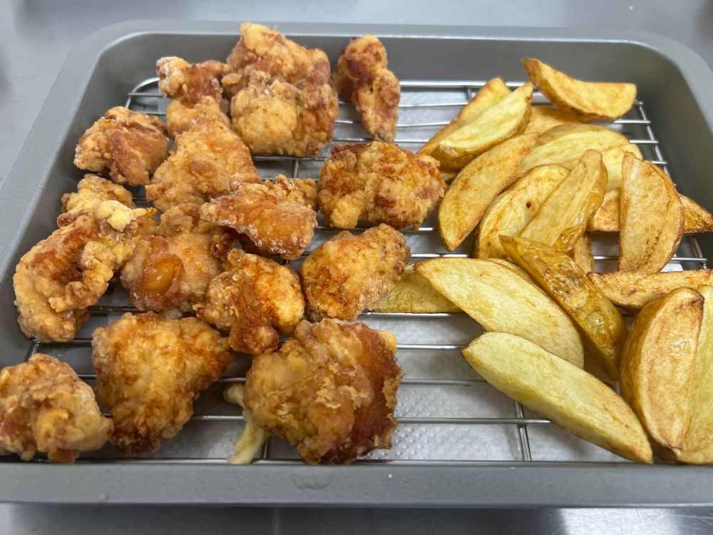 唐揚げとフライドポテトの揚げ上がり