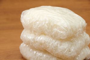 ラップに包まれたごはん