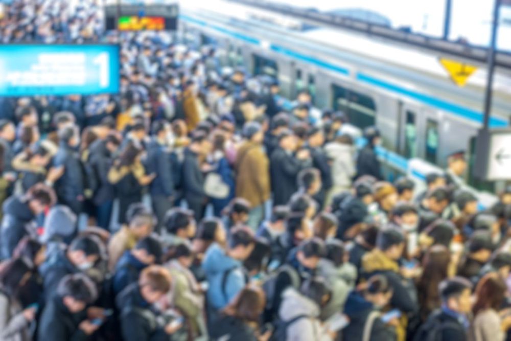 電車事故で混雑する駅のホーム
