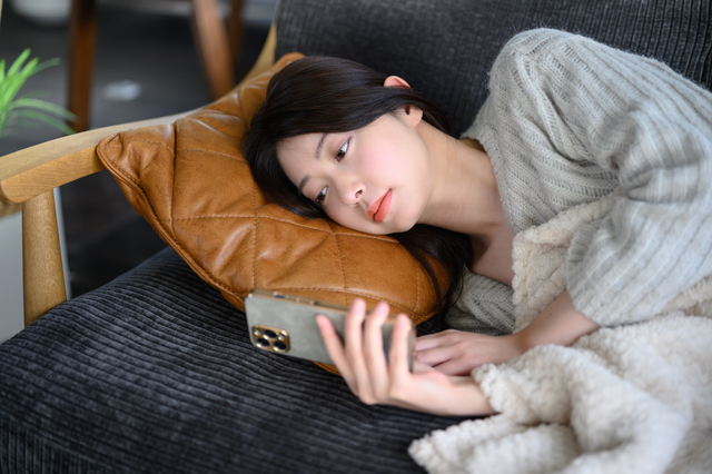 ソファで寝ている日本人の女性