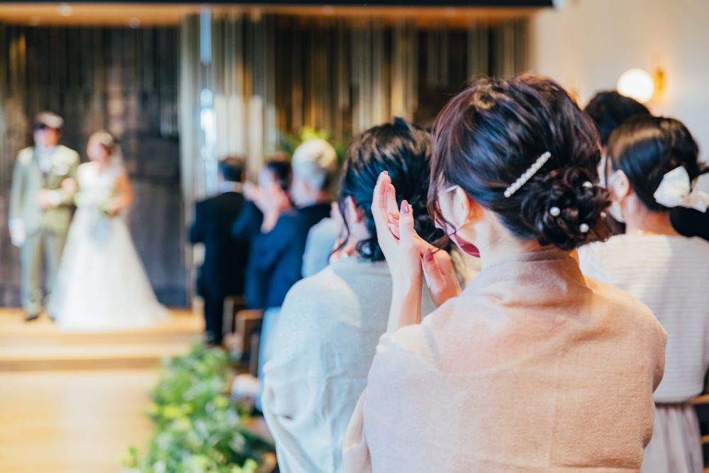 結婚式に参列している女性
