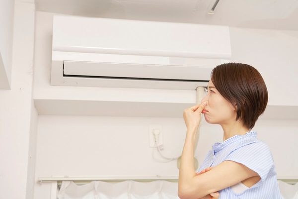 エアコンが臭い時の対策は?すっぱい臭い・カビ臭の原因と予防策
