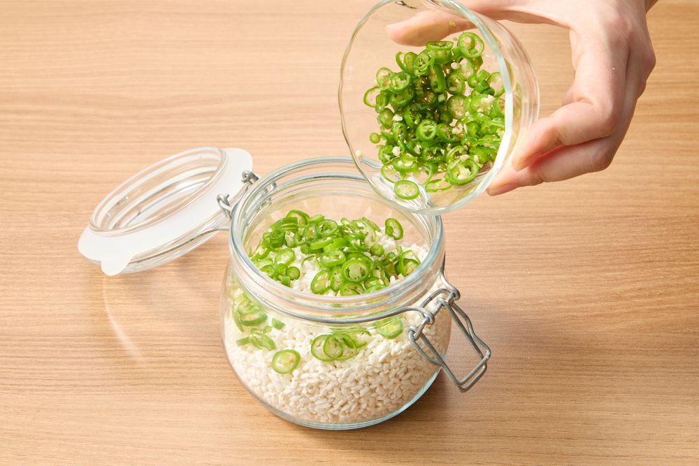 米麹に青唐辛子を入れるところ