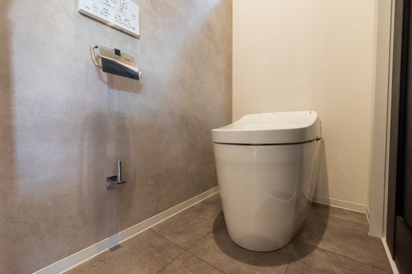 タンクレストイレは停電時でも使える？メーカー別の流し方