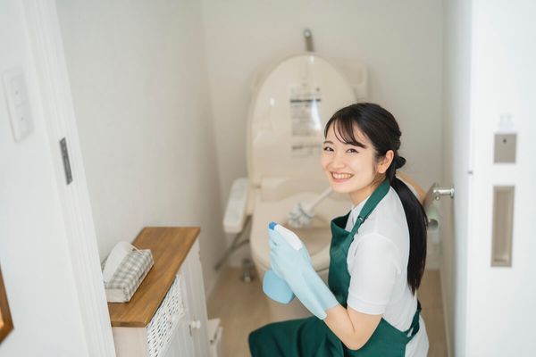 トイレの尿石・黄ばみを落とす掃除方法|便器・便座の交換メリットも解説