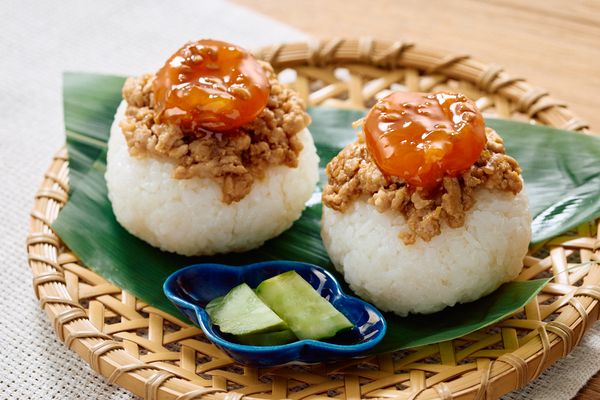 卵黄漬けと肉そぼろのおにぎり