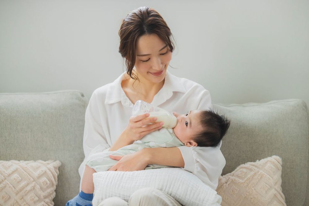 リビングでくつろぐ家族
