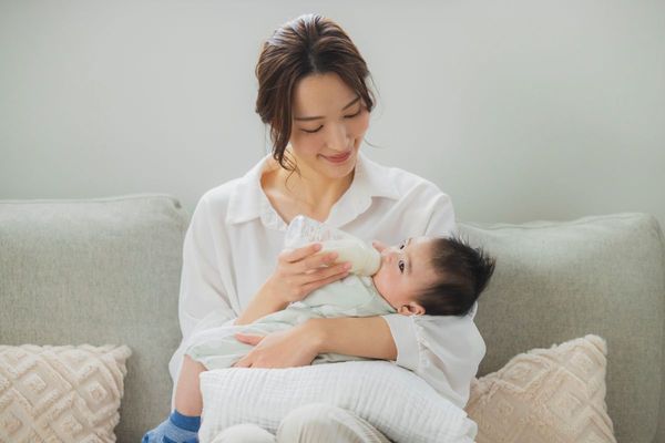 リビングでくつろぐ家族