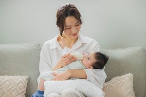 リビングでくつろぐ家族