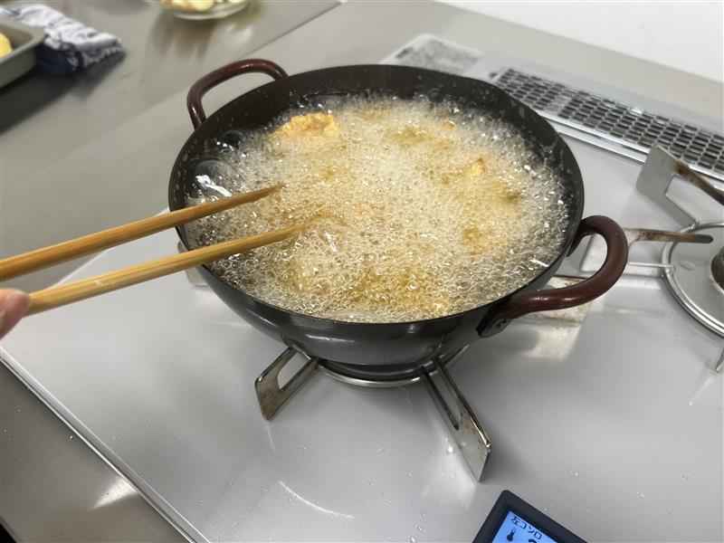 唐揚げを二度揚げしている様子