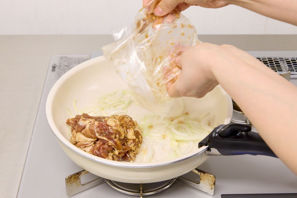 生姜焼きの肉を入れたところ