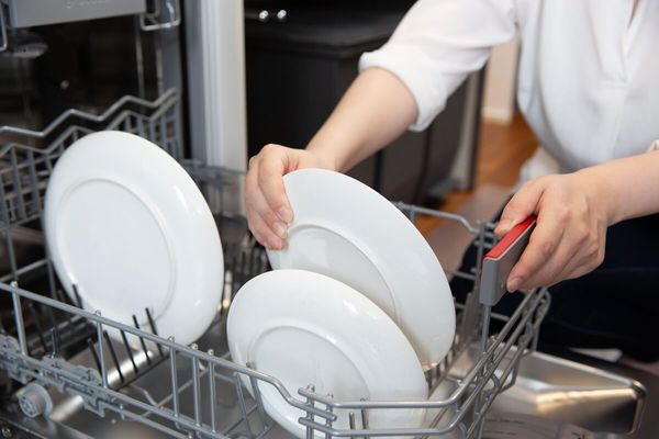 ビルトイン食洗機の耐用年数は?寿命のサインと修理・買い替え判断、長持ちさせるコツ