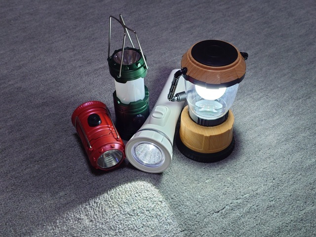 災害時に使用する懐中電灯とランタン（中央）