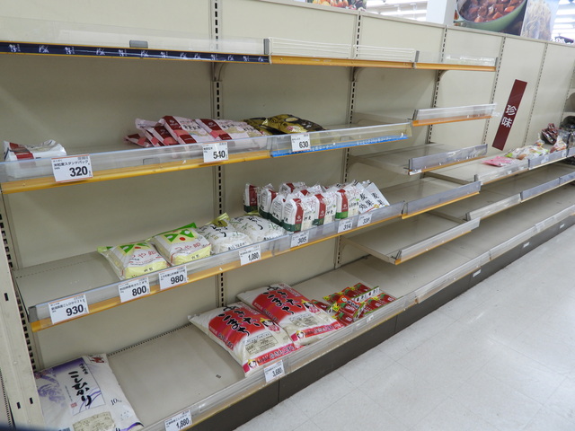 販売するものがなくガラガラな食品売り場