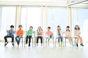 椅子に座る小学生