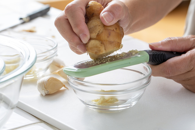 ショウガをすりおろす