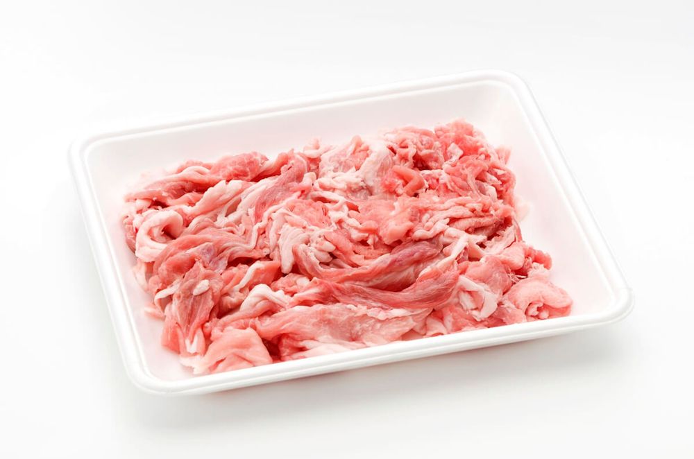トレーに入った豚肉の小間切れ