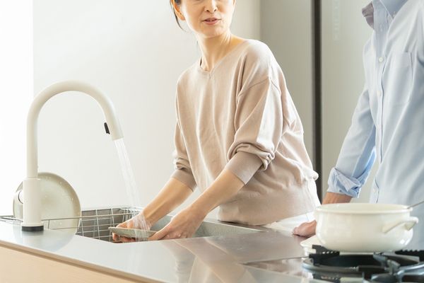 一緒に料理を作る男女