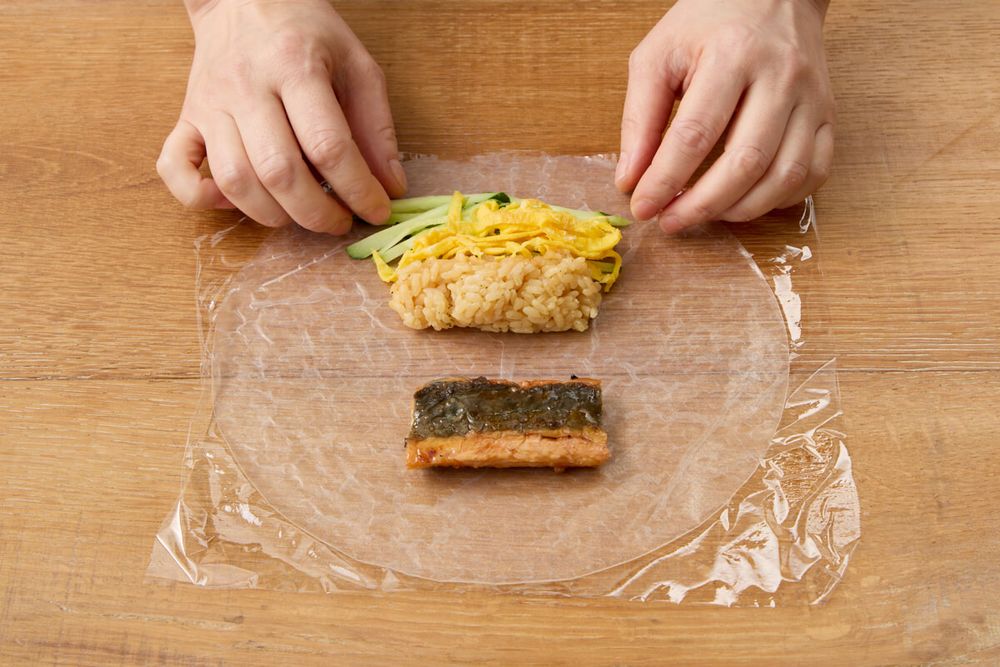 ライスペーパーで巻いているところ
