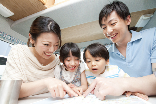 計画を立てる家族