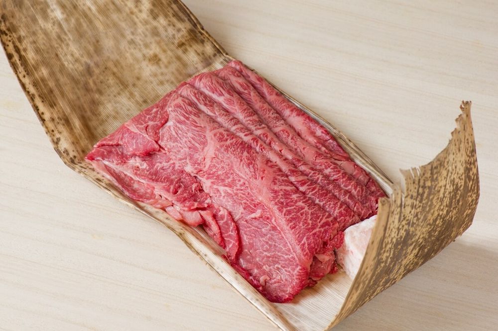 竹皮に包んだ牛肉