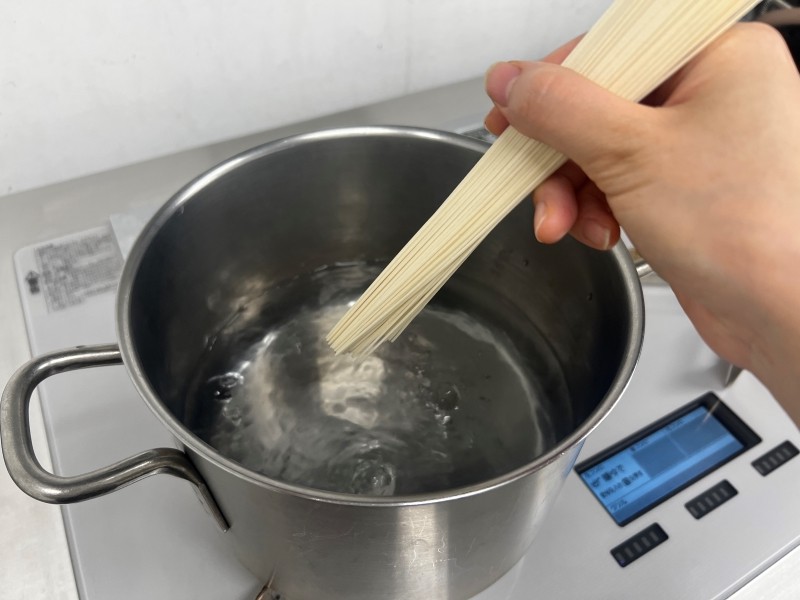 麺を投入