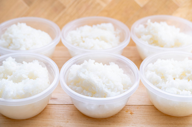 炊きあがって保存容器に入れたご飯