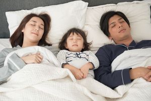 家族で眠っているところ
