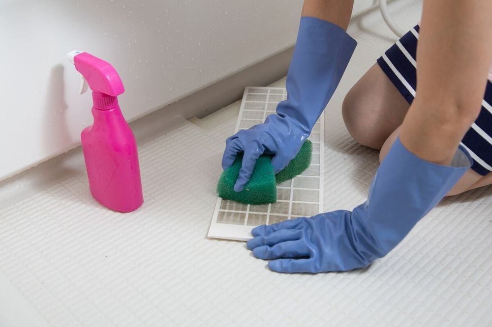 フロントパネルとフィルターを洗浄する