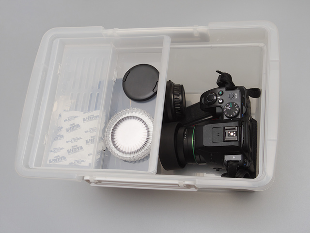 ドライボックスに入れたカメラとレンズ
