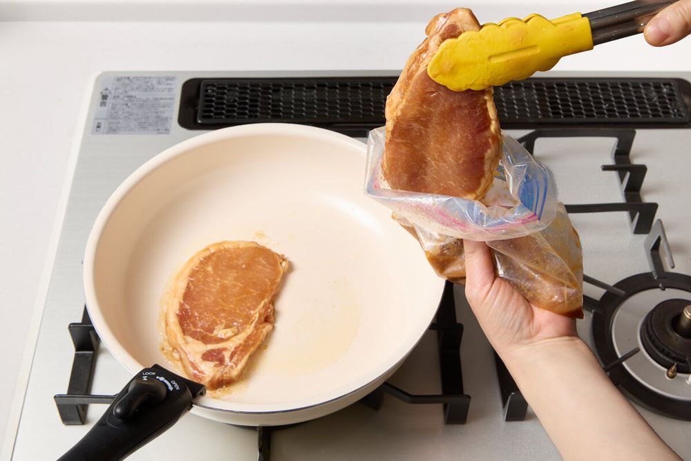 保存袋から豚肉を取り出しているところ