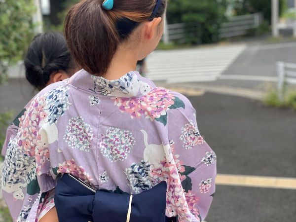 浴衣を着た女性と子ども