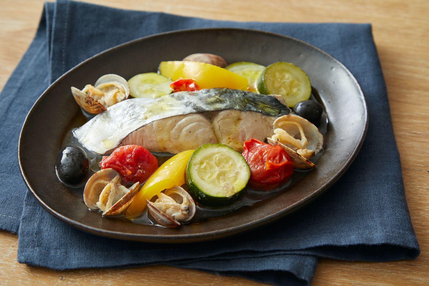 レシピ】フライパンで簡単!「魚介と夏野菜のワイン蒸し」 | 東京ガス