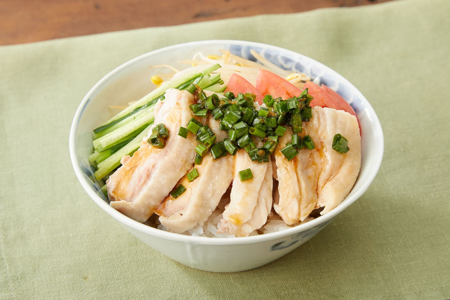 【レシピ】たっぷり野菜と一緒に!「やわらか茹で鶏丼」 | 東京ガス ウチコト