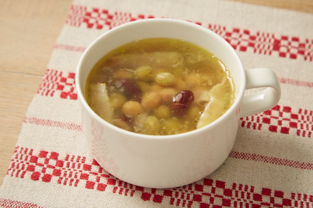 ケールとバタービーンズのペストスープのレシピ