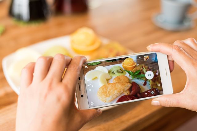 朝食をスマホで写真を撮る